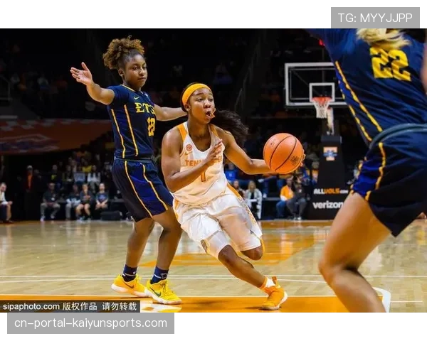 NCAA女篮战术研讨会召开,大学教练学习职业联赛进攻理念